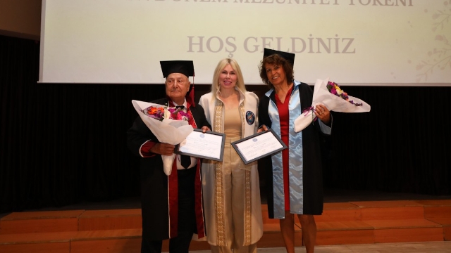 Tazelenme Üniversitesinde mezuniyet sevinci