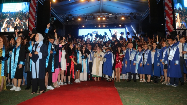 Üniversitede mezuniyet coşkusu